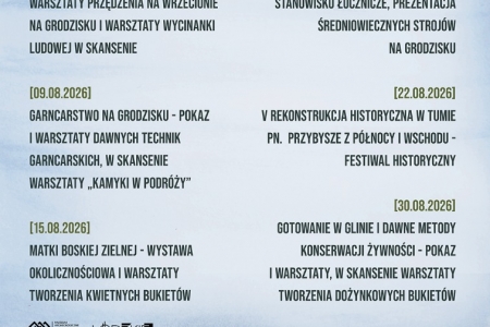 plakat zachęcający do odwiedzenia Skansenu i Grodziska w sierpniu. Na dole malowana akwarelą grafika przedstawiająca grodzisko i zieloną łąkę, na górze napis SIERPIEŃ 2026 oraz opisy wydarzeń
